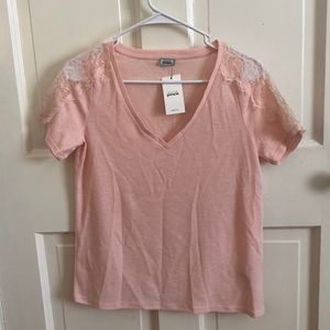 Cute light pink top!